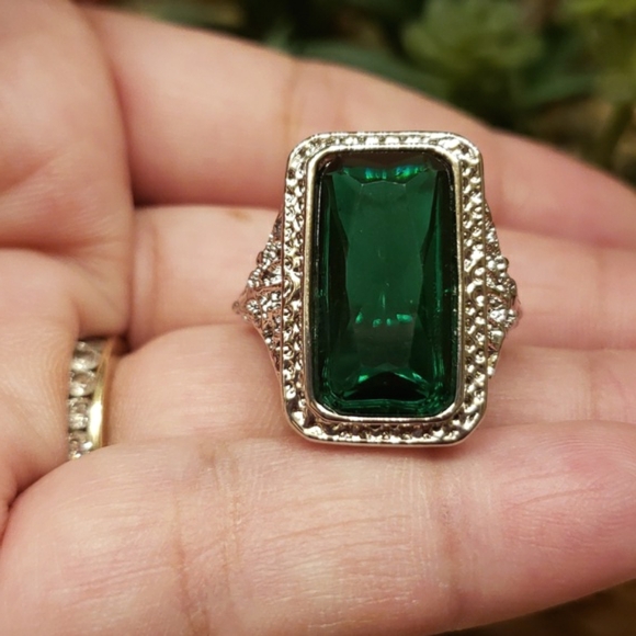 Large Emerald Green Ring - Picture 9 of 9